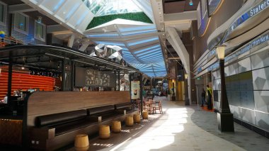 Miami, ABD - 29 Nisan 2022: Royal Karayipler 'in gezi gemisi Deniz Senfonisi' nde gezinti yapan yolcular. Geminin iç mekanı.