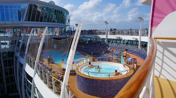 2022年4月29日 美国迈阿密 海洋交响乐 Symphony Sea 的游泳池 娱乐和创新活动中享乐的人是2022年4月29日美国迈阿密最大的游轮 — 图库照片