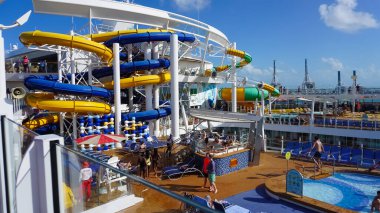 Miami, ABD - 29 Nisan 2022: Denizlerin Senfonisi 'ndeki havuz, bar, eğlence ve yenilikçi aktiviteler 29 Nisan 2022 tarihinde ABD' nin Miami kentindeki en büyük yolcu gemisidir.