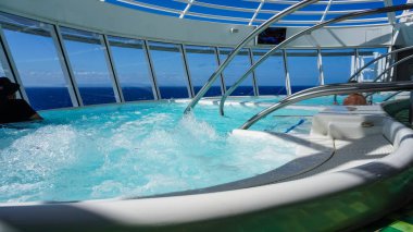 Miami, ABD - 29 Nisan 2022: Deniz Senfonisi 'ndeki solaryum, 29 Nisan 2022 tarihinde ABD' nin Miami kentindeki en büyük yolcu gemisidir.