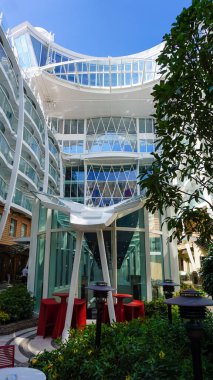 Miami, ABD - 29 Nisan 2022: Kraliyet Karayiplerinin Deniz Senfonisi adlı yolcu gemisinin Central Park 'ı