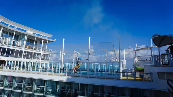 2022年4月29日 プール エンターテイメント 革新的なアクティビティを楽しむ人々シンフォニー シーは 2022年4月29日に米国マイアミで開催される最大のクルーズ船です — ストック写真