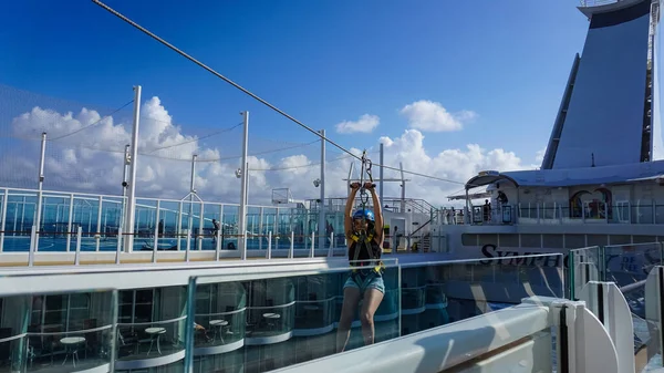 Miami Usa April 2022 Passagier Zip Line Cruiseschip Schip Symphony — Stockfoto