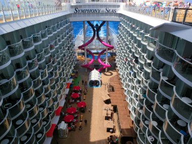 Miami, ABD - 29 Nisan 2022: Kraliyet Karayipleri 'nin BoardWalk at Cruise Liner Symphony of the Sea. Geminin iç mekanı.