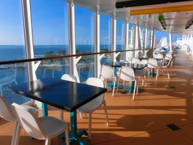 Miami, ABD - 29 Nisan 2022: Sular, barlar, eğlence ve yenilikçi etkinlikler Miami, ABD 'deki en büyük yolcu gemisidir.