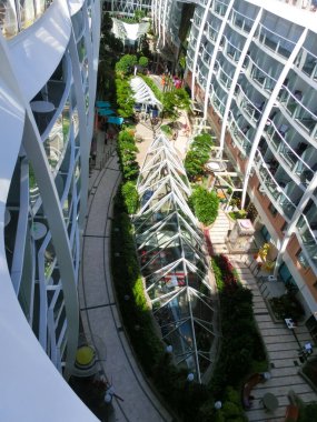 Miami, ABD - 29 Nisan 2022: Kraliyet Karayiplerinin Deniz Senfonisi adlı yolcu gemisinin Central Park 'ı