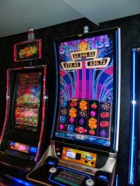 Miami, ABD - 29 Nisan 2022: Kumarhane, kumar makineleri, denizler Senfonisi 'ndeki Amerikan kumarı 29 Nisan 2022 tarihinde ABD' nin Miami şehrindeki en büyük yolcu gemisidir.