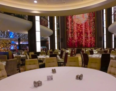 Miami, ABD - 29 Nisan 2022: Denizlerin Senfonisi 'ndeki Restoran 29 Nisan 2022' de ABD 'nin Miami kentindeki en büyük yolcu gemisidir.