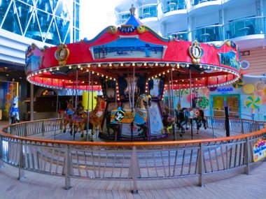 Miami, ABD - 29 Nisan 2022: Royal Karayipler 'in BoardWalk at Cruise Liner Symphony of the Seas' ına giden yolcular. Geminin iç mekanı.