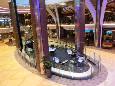 Miami, ABD - 29 Nisan 2022: Royal Karayipler 'in gezi gemisi Deniz Senfonisi' nde gezinti yapan yolcular. Geminin iç mekanı.