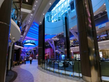 Miami, ABD - 29 Nisan 2022: Royal Karayipler 'in gezi gemisi Deniz Senfonisi' nde gezinti yapan yolcular. Geminin iç mekanı.