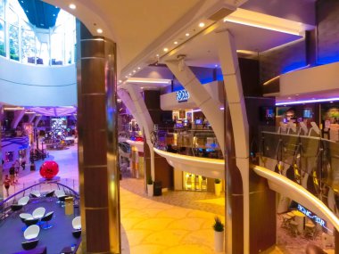 Miami, ABD - 29 Nisan 2022: Royal Karayipler 'in gezi gemisi Deniz Senfonisi' nde gezinti yapan yolcular. Geminin iç mekanı.