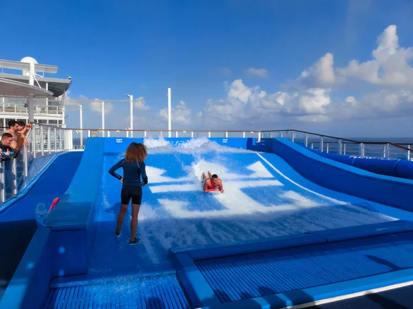 マイアミ 4月29 2022 プールゲーム 屋外の楽しみ エンターテイメント 革新的な活動の乗客は毎年新しい巡洋艦を引き付ける — ストック写真