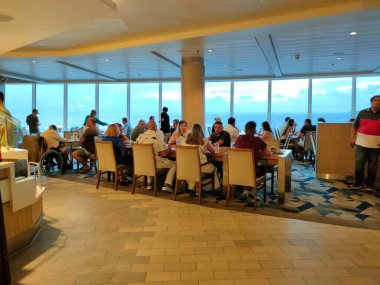 Miami, ABD - 29 Nisan 2022: Yeni yolcu gemisinde veya İtalya 'da yapılmış en büyük yolcu gemisi olan MSC Seashore' un yeni amiral gemisinde, yemek odasındaki insanlar.