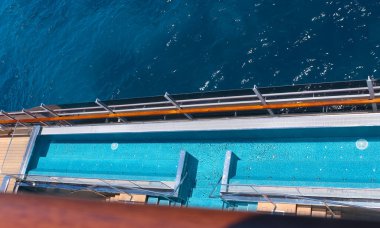 Miami, ABD - 4 Mayıs 2022: Yeni yolcu gemisindeki sakin yetişkin yüzme havuzu alanı veya İtalya 'da inşa edilen en büyük yolcu gemisi olan MSC Seashore' un sancak gemisi.