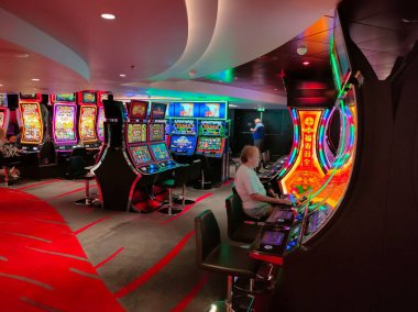 Miami, ABD - 29 Nisan 2022: İtalya 'da yapılmış en büyük yolcu gemisi olan MSC Seashore' un yeni amiral gemisindeki kumarhanedeki kumar makinelerinin içi.