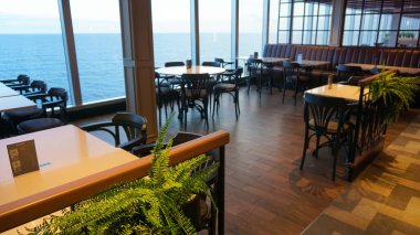 Miami, ABD - 29 Nisan 2022: İtalya 'da yapılmış en büyük yolcu gemisi olan MSC Seashore' un yeni sancak gemisindeki boş büfe.