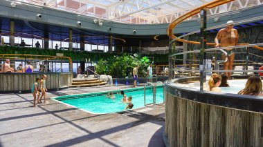 Puerto Plata, Dominik Cumhuriyeti - 4 Mayıs 2022: İtalya 'da inşa edilen en büyük yolcu gemisi olan MSC Seashore' un yeni sancak gemisi yüzme havuzu.