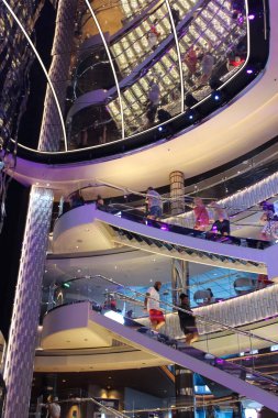 Miami, ABD - 29 Nisan 2022: İtalya 'da inşa edilen en büyük yolcu gemisi olan MSC Seashore' un yeni sancak gemisinde bulunan Atrium 'un içi.