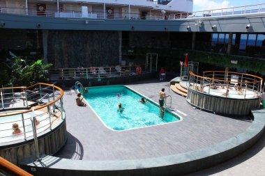 Puerto Plata, Dominik Cumhuriyeti - 4 Mayıs 2022: İtalya 'da inşa edilen en büyük yolcu gemisi olan MSC Seashore' un yeni sancak gemisi yüzme havuzu.