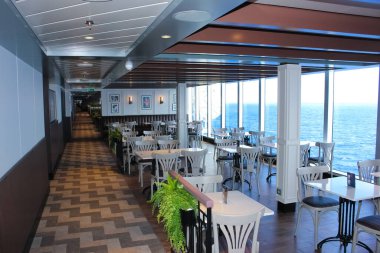Miami, ABD - 29 Nisan 2022: İtalya 'da yapılmış en büyük yolcu gemisi olan MSC Seashore' un yeni sancak gemisindeki boş büfe.