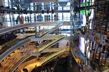Miami, ABD - 29 Nisan 2022: İtalya 'da inşa edilen en büyük yolcu gemisi olan MSC Seashore' un yeni sancak gemisinde bulunan Atrium 'un içi.