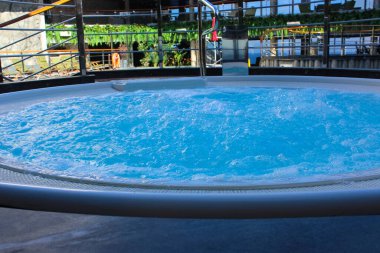 Puerto Plata, Dominik Cumhuriyeti - 4 Mayıs 2022: İtalya 'da inşa edilen en büyük yolcu gemisi olan MSC Seashore' un yeni sancak gemisi yüzme havuzu.