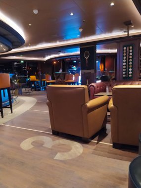 Miami, ABD - 29 Nisan 2022: İtalya 'da inşa edilen en büyük yolcu gemisi olan MSC Seashore' un yeni sancak gemisinde bulunan Atrium barının içi.