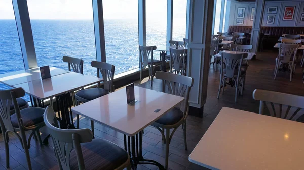 Miami, ABD - 29 Nisan 2022: İtalya 'da yapılmış en büyük yolcu gemisi olan MSC Seashore' un yeni sancak gemisindeki boş büfe.