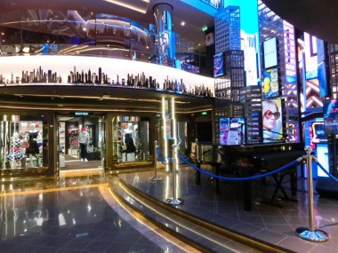 Miami, ABD - 29 Nisan 2022: İtalya 'da inşa edilen en büyük yolcu gemisi olan MSC Seashore' un yeni sancak gemisinde bulunan Atrium 'un içi.