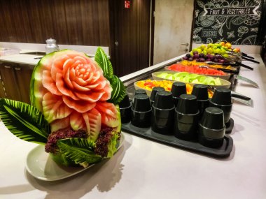 Miami, ABD - 29 Nisan 2022: İtalya 'da yapılmış en büyük yolcu gemisi olan MSC Seashore' un yeni sancak gemisinde büfe hattında meyve ve sebze oyma.