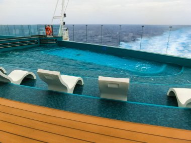 Miami, ABD - 4 Mayıs 2022: Yeni yolcu gemisindeki sakin yetişkin yüzme havuzu alanı veya İtalya 'da inşa edilen en büyük yolcu gemisi olan MSC Seashore' un sancak gemisi.
