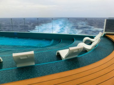 Miami, ABD - 4 Mayıs 2022: Yeni yolcu gemisindeki sakin yetişkin yüzme havuzu alanı veya İtalya 'da inşa edilen en büyük yolcu gemisi olan MSC Seashore' un sancak gemisi.