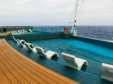 Miami, ABD - 4 Mayıs 2022: Yeni yolcu gemisindeki sakin yetişkin yüzme havuzu alanı veya İtalya 'da inşa edilen en büyük yolcu gemisi olan MSC Seashore' un sancak gemisi.