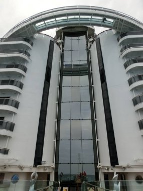 Miami, ABD - 29 Nisan 2022: Yeni yolcu gemisinde cam zemin köprüsü veya İtalya 'da inşa edilen en büyük yolcu gemisi olan MSC Seashore' un yeni amiral gemisi.