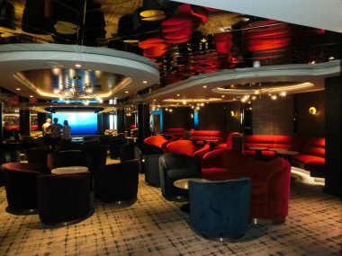 Miami, ABD - 29 Nisan 2022: İtalya 'da inşa edilen en büyük yolcu gemisi olan MSC Seashore' un yeni sancak gemisi Atrium 'daki barın içi.