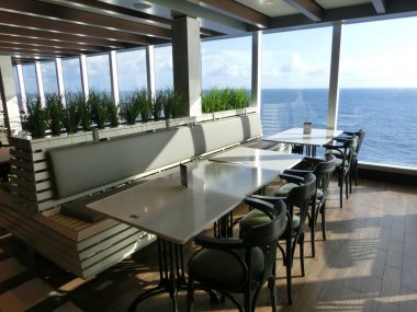 Miami, ABD - 29 Nisan 2022: İtalya 'da yapılmış en büyük yolcu gemisi olan MSC Seashore' un yeni sancak gemisindeki boş büfe.