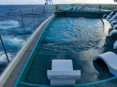 Miami, ABD - 4 Mayıs 2022: Yeni yolcu gemisindeki sakin yetişkin yüzme havuzu alanı veya İtalya 'da inşa edilen en büyük yolcu gemisi olan MSC Seashore' un sancak gemisi.