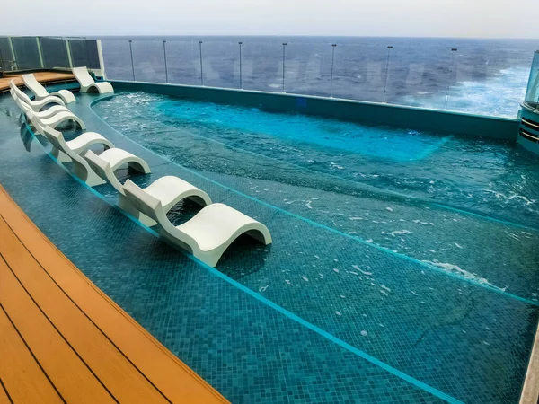 美国迈阿密 2022年5月4日 新游轮上安静的成人游泳池区 或意大利最大游轮Msc海岸的新旗舰 — 图库照片
