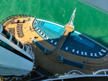 Miami, ABD - 4 Mayıs 2022: Yeni yolcu gemisindeki sakin yetişkin yüzme havuzu alanı veya İtalya 'da inşa edilen en büyük yolcu gemisi olan MSC Seashore' un sancak gemisi.