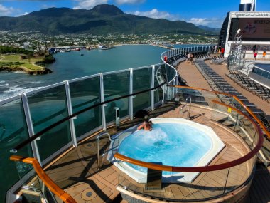 Puerto Plata, Dominik Cumhuriyeti - 4 Mayıs 2022: Yeni yolcu gemisindeki yetişkin yüzme havuzu alanı veya İtalya 'da inşa edilen en büyük yolcu gemisi olan MSC Sahili' nin yeni amiral gemisi.
