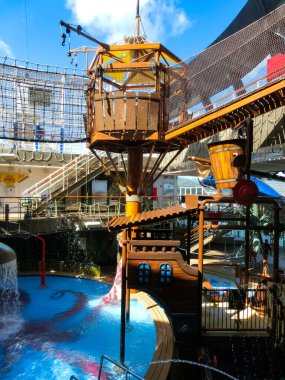 Puerto Plata, Dominik Cumhuriyeti - 4 Mayıs 2022: Çocuklar yeni yolcu gemisinde yüzme havuzu alanı veya İtalya 'da inşa edilen en büyük yolcu gemisi olan MSC Sahil' in yeni amiral gemisi.