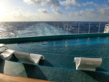 Miami, ABD - 4 Mayıs 2022: Yeni yolcu gemisindeki sakin yetişkin yüzme havuzu alanı veya İtalya 'da inşa edilen en büyük yolcu gemisi olan MSC Seashore' un sancak gemisi.