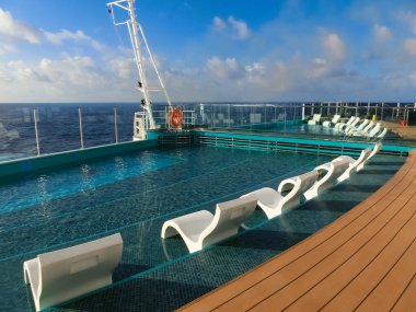 Miami, ABD - 4 Mayıs 2022: Yeni yolcu gemisindeki sakin yetişkin yüzme havuzu alanı veya İtalya 'da inşa edilen en büyük yolcu gemisi olan MSC Seashore' un sancak gemisi.