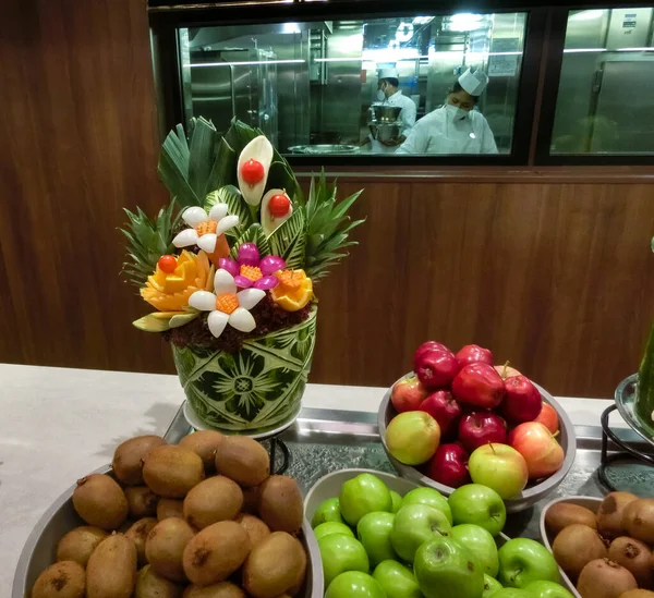 Miami Abril 2022 Tallar Frutas Verduras Línea Buffet Bordo Nuevo — Foto de Stock