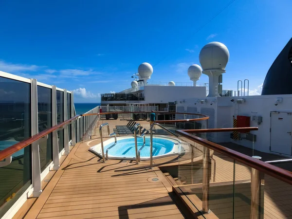 ドミニカ共和国プエルトプラタ 2022年5月4日 イタリア最大のクルーズ船であるMscシーショアの新しいクルーズ船または新しい旗艦の大人のスイミングプールエリア — ストック写真