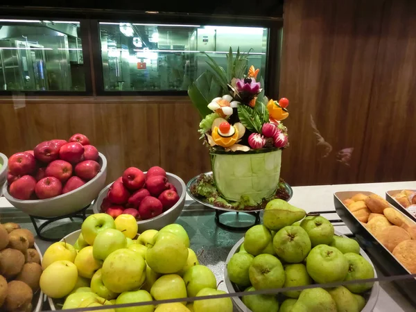 Miami Usa Kwietnia 2022 Rzeźbienie Owoców Warzyw Bufecie Pokładzie Nowego — Zdjęcie stockowe