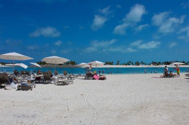 Bahamalar 'daki Ocean Cay Adası' ndaki beyaz kumsal. Mavi su ve beyaz kum