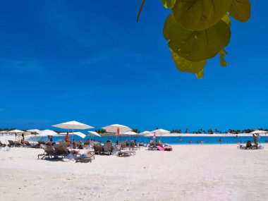 Bahamalar 'daki Ocean Cay Adası' ndaki beyaz kumsal. Mavi su ve beyaz kum