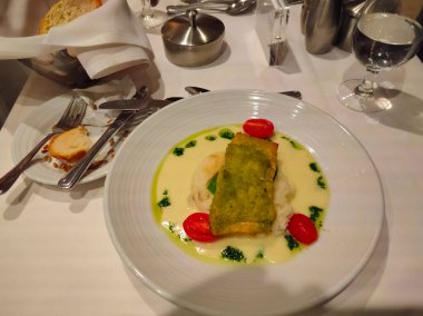 Soyut yolcu gemisi restoranındaki yemekte balık.